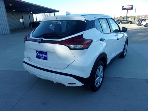 Used 2022 Nissan Kicks S image 3