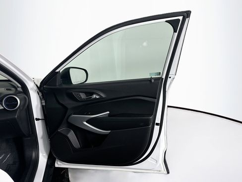 Used 2025 Chevrolet Trax LS image 30