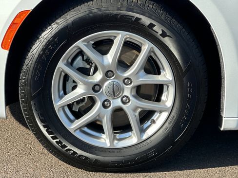 Used 2021 Chrysler Pacifica Touring-L image 24