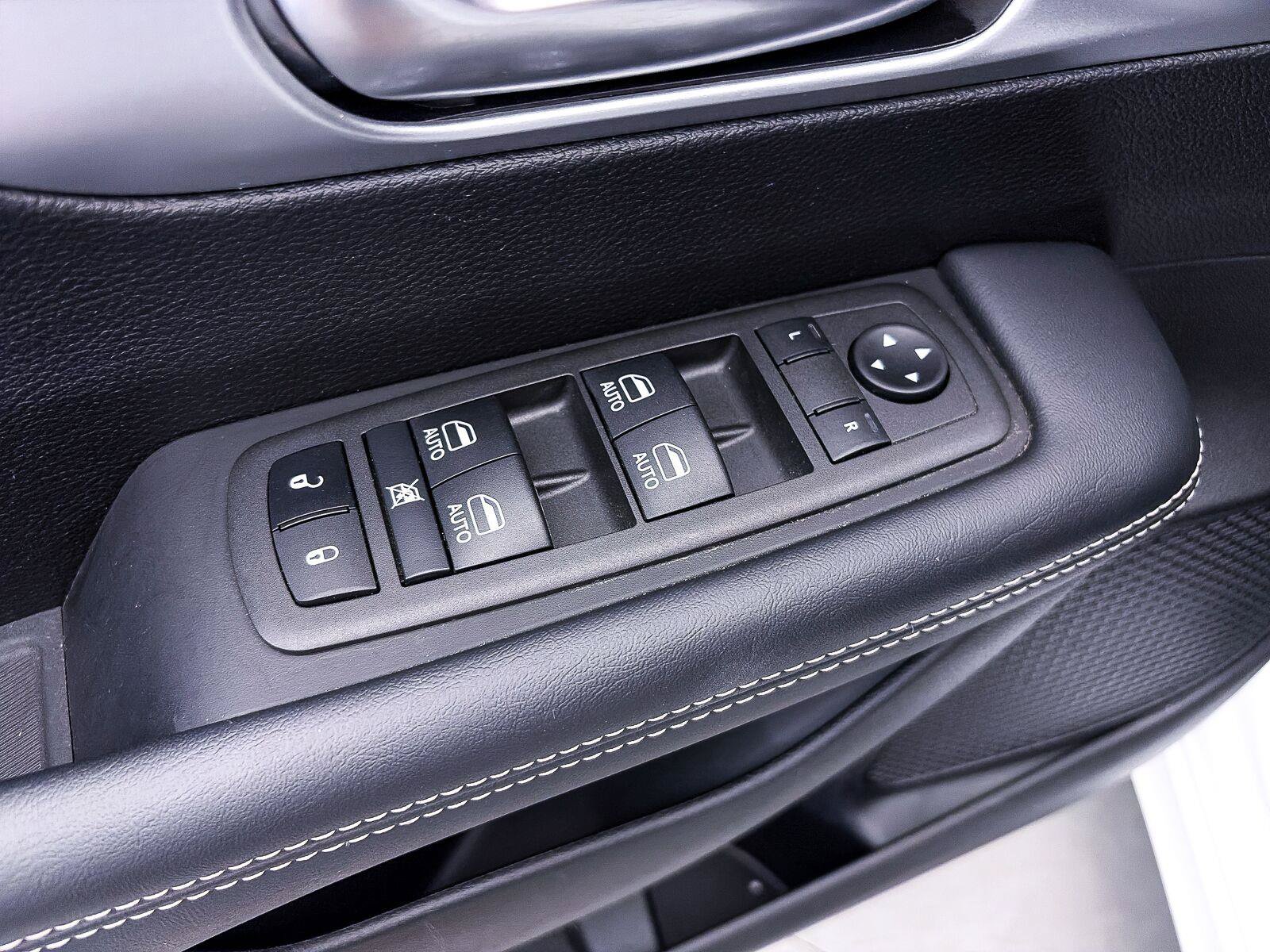 Used 2023 Chrysler Pacifica Touring-L w/ Uconnect Theater Family Group FWD image 18