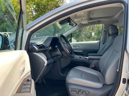 Used 2021 Toyota Sienna XLE FWD image 26