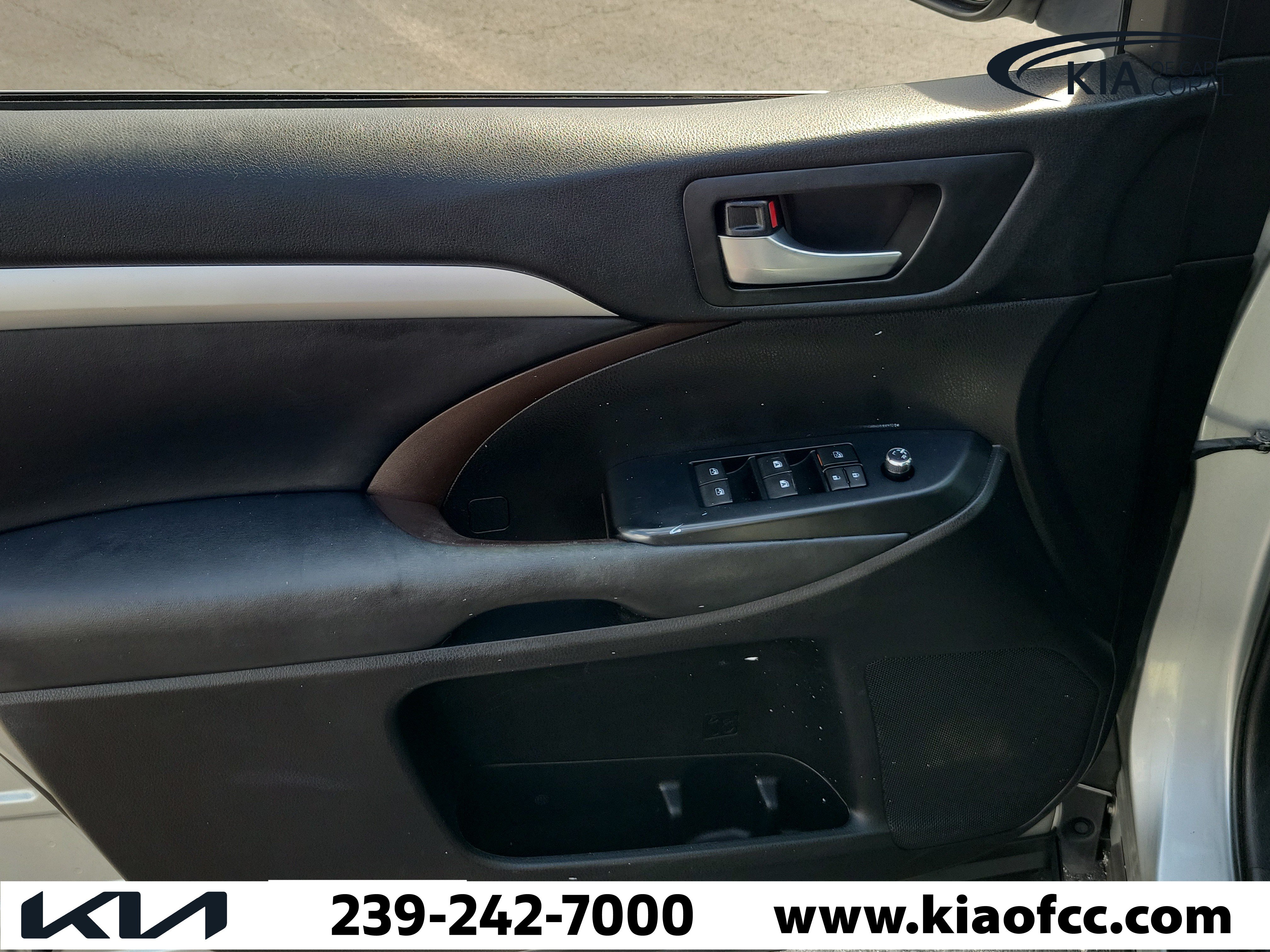 Used 2019 Toyota Highlander XLE FWD image 25