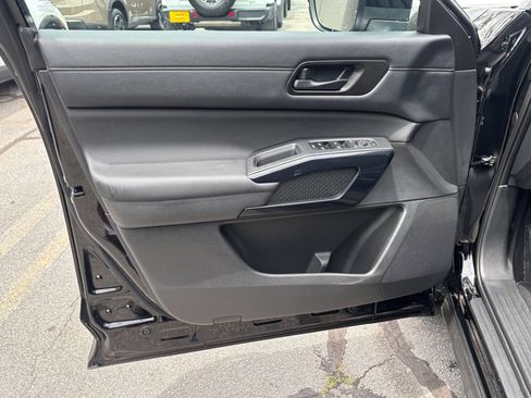 Used 2025 Nissan Pathfinder SV AWD/4WD image 18
