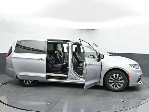 Used 2023 Chrysler Pacifica Limited image 63