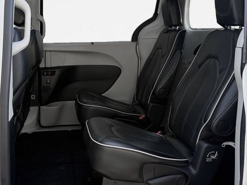 Used 2024 Chrysler Pacifica Limited FWD image 13