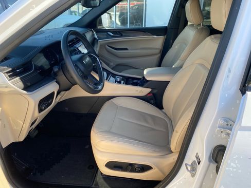 Used 2023 Jeep Grand Cherokee Limited image 9