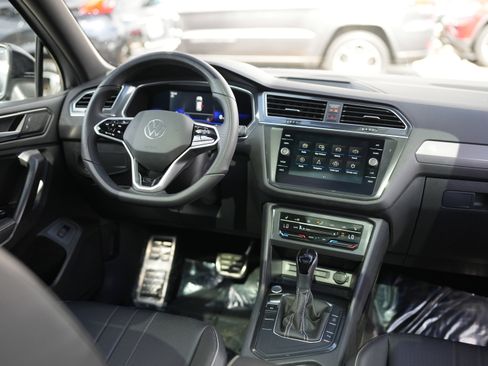 Certified 2022 Volkswagen Tiguan SE R-Line image 27