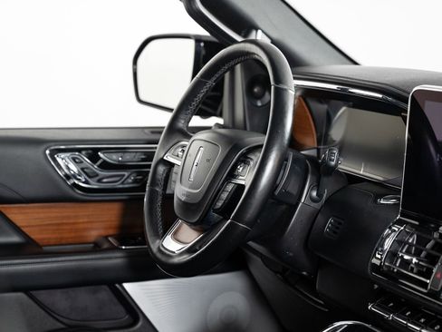 Used 2019 Lincoln Navigator Reserve image 28