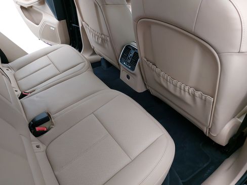 Certified 2026 Porsche Macan image 13