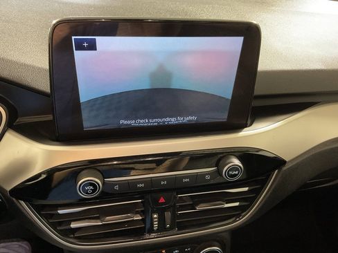 Used 2020 Ford Escape SE image 2