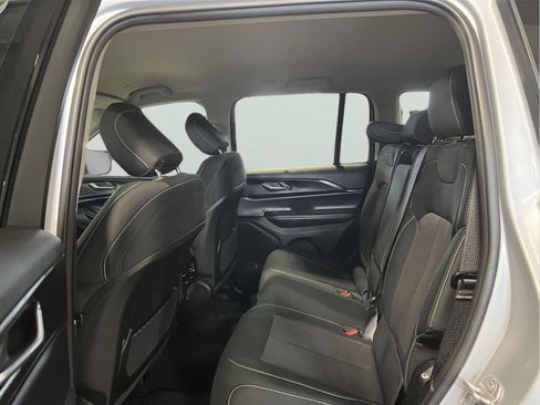 Used 2024 Jeep Grand Cherokee Laredo image 19