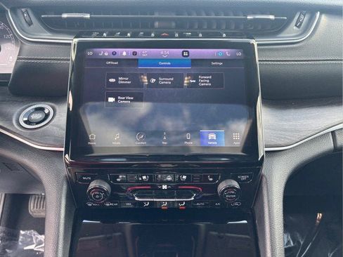 Used 2023 Jeep Grand Cherokee Limited w/ Luxury Tech Group II AWD/4WD image 16