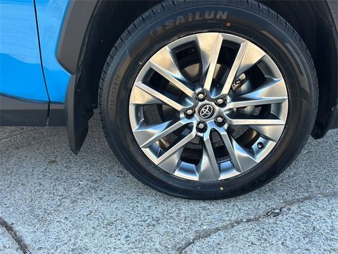 Used 2021 Toyota RAV4 XLE Premium image 9