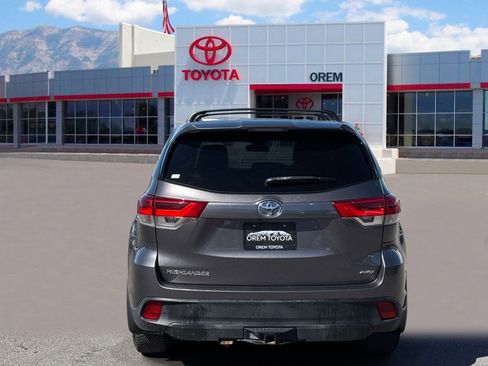 Used 2019 Toyota Highlander LE AWD/4WD image 4