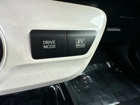 Used 2017 Toyota Prius Three image 40