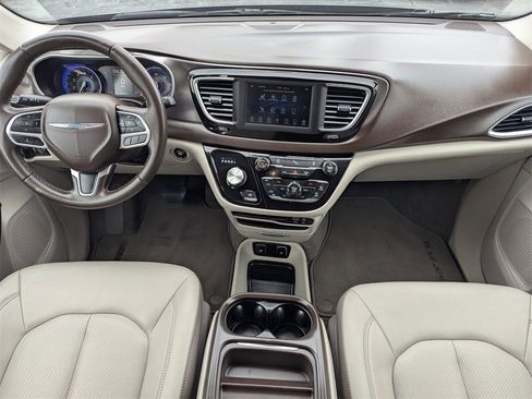 Used 2018 Chrysler Pacifica Touring-L image 6