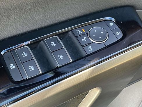 Used 2024 Nissan Pathfinder Platinum image 18