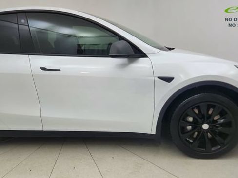 Used 2022 Tesla Model Y Long Range AWD/4WD image 8
