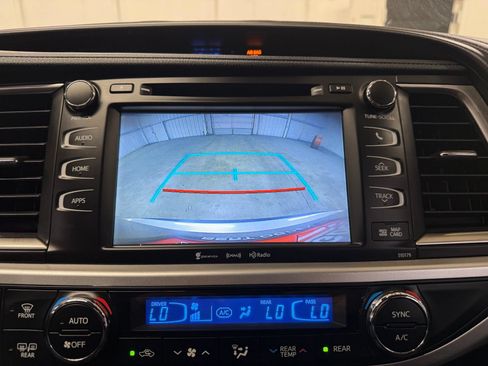 Used 2018 Toyota Highlander SE FWD image 11
