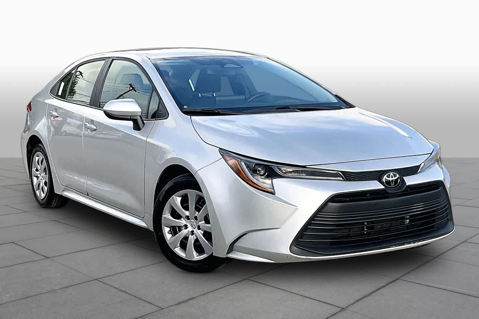 Used 2025 Toyota Corolla LE FWD image 3