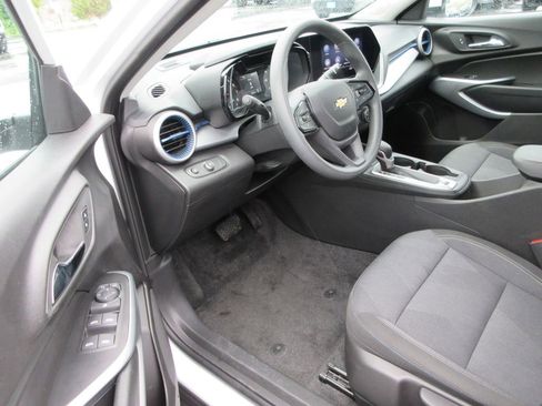 Certified 2025 Chevrolet Trax LS w/ LS Convenience Package FWD image 11