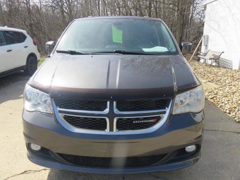 Used 2019 Dodge Grand Caravan SXT image 2