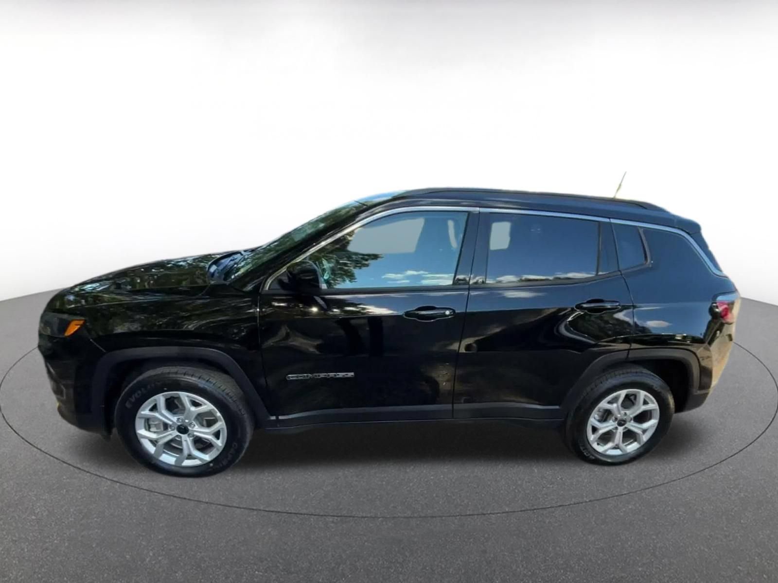 Used 2025 Jeep Compass Latitude AWD/4WD image 8