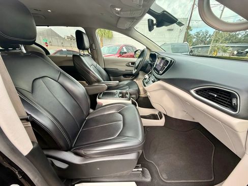 Used 2023 Chrysler Pacifica Touring-L FWD image 15
