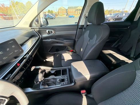 Used 2025 Kia Sorento LX image 19