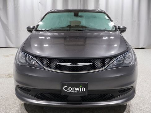 Used 2021 Chrysler Voyager LX image 7