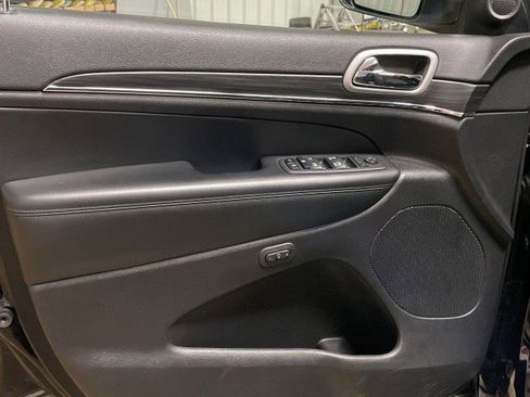 Used 2022 Jeep Grand Cherokee Limited image 12