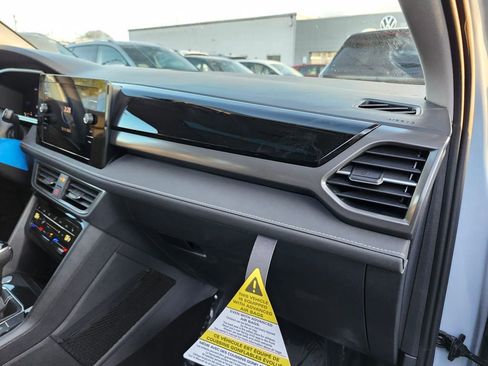 New 2026 Volkswagen Taos SE image 14