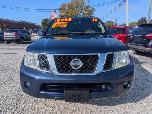Used 2011 Nissan Pathfinder SV image 2