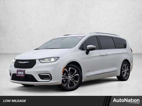 Used 2025 Chrysler Pacifica Pinnacle image 1