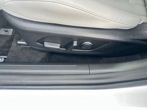 Used 2025 Hyundai Elantra Limited image 24