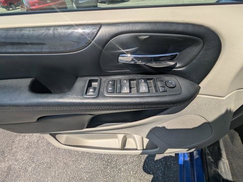 Used 2019 Dodge Grand Caravan SE FWD image 18