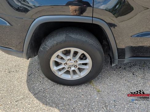 Used 2020 Jeep Grand Cherokee Laredo AWD/4WD image 14