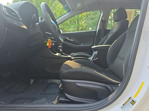 Used 2018 Hyundai Elantra GT FWD image 14