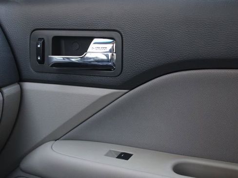 Used 2011 Ford Fusion SE FWD image 18