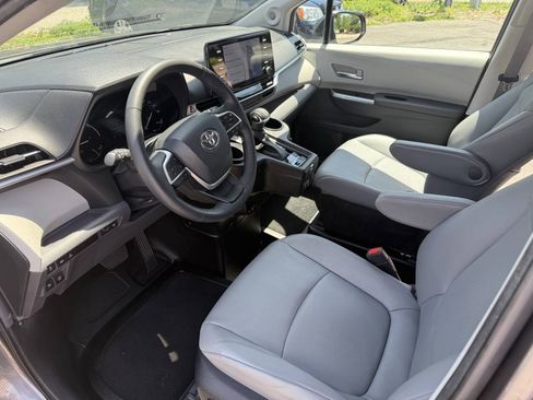 Used 2024 Toyota Sienna XLE w/ XLE Plus Package FWD image 10