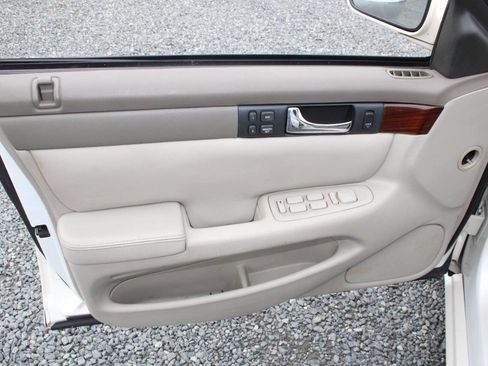 Used 2001 Cadillac Seville SLS w/ Premium Luxury Pkg image 18