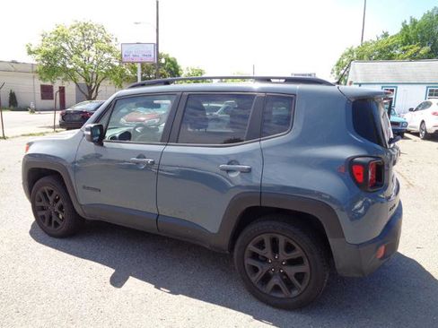 Used 2017 Jeep Renegade Altitude AWD/4WD image 7