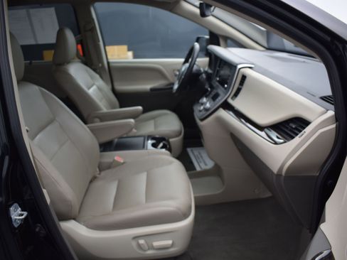 Used 2020 Toyota Sienna XLE image 10