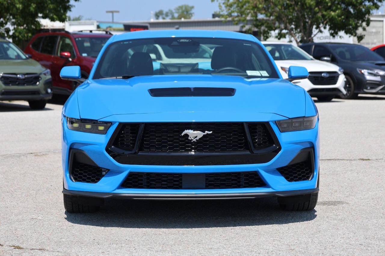 Used 2025 Ford Mustang Coupe RWD image 2