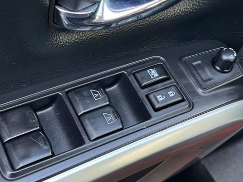 Used 2022 Nissan Titan SV AWD/4WD image 14