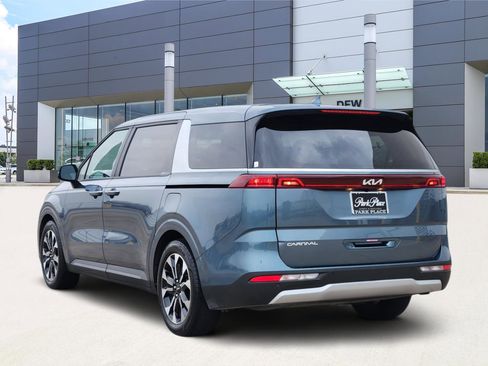 Used 2024 Kia Carnival EX image 4