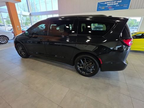 Used 2021 Chrysler Pacifica Limited AWD/4WD image 13