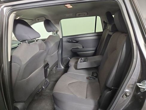 Used 2024 Toyota Highlander LE AWD/4WD image 15