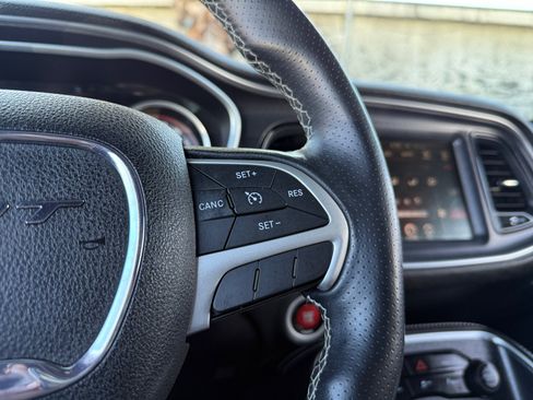 Used 2015 Dodge Challenger SRT RWD image 21