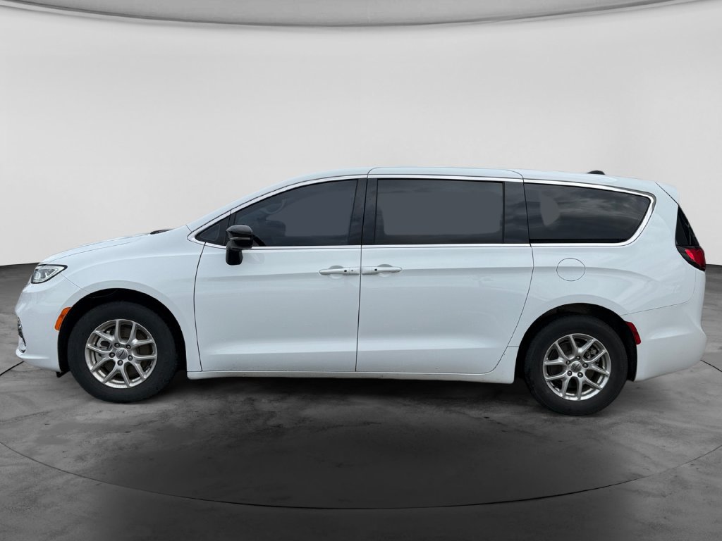 Used 2024 Chrysler Pacifica Touring-L FWD image 5